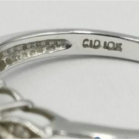 Emerald, oval-cut, set in 10 k white gold with 6 Diamond accents - Picture 7 of 12